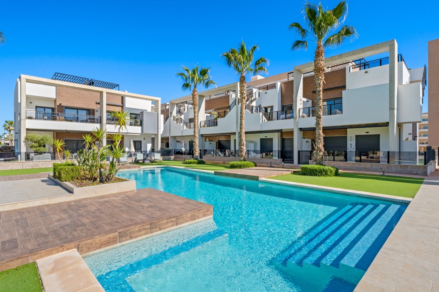 Ground floor apartment in El Raso, Guardamar del Segura
This beautiful south-facing ground-floor apartment is located in a modern residen
