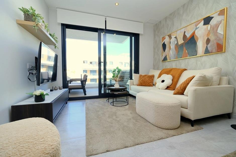 Entdecken Sie diese traumhafte Wohnung im ersten Stock, Baujahr 2023, in der begehrten Wohngegend Villamartín – Las Filipinas. Von TM nach höchsten S