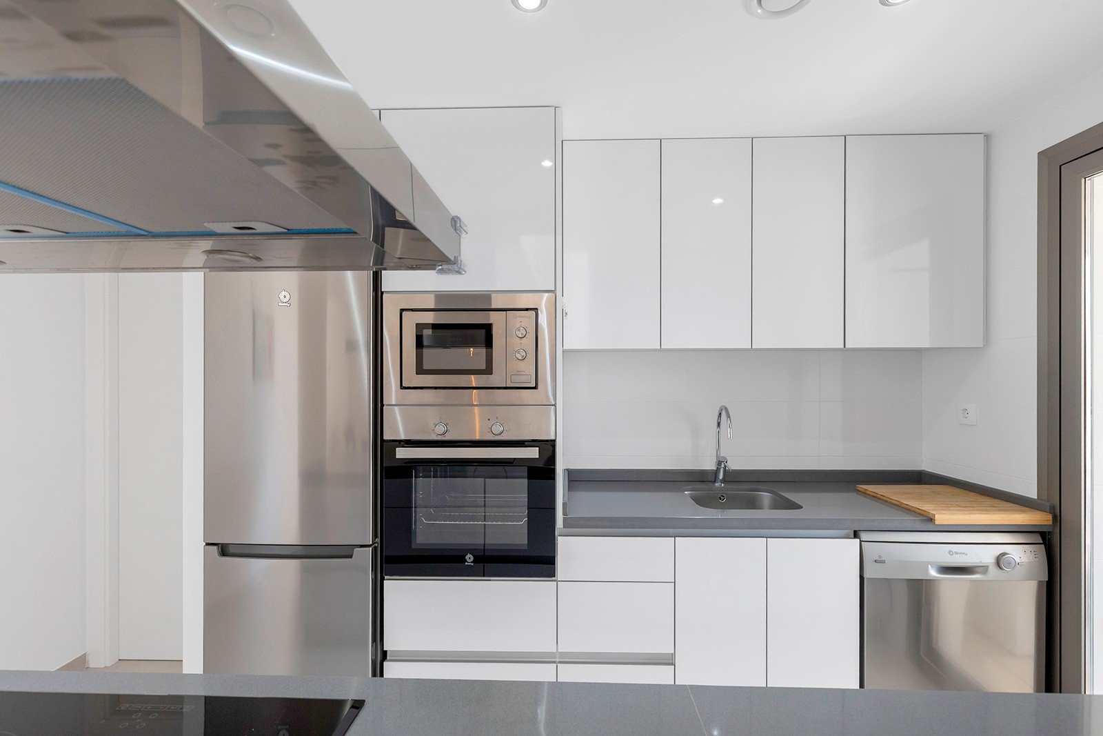 Entdecken Sie diese moderne und elegante Wohnung, die vollständig bezugsfertig ist und sich im beliebten Stadtteil Villamartín befindet. Die Wohnung