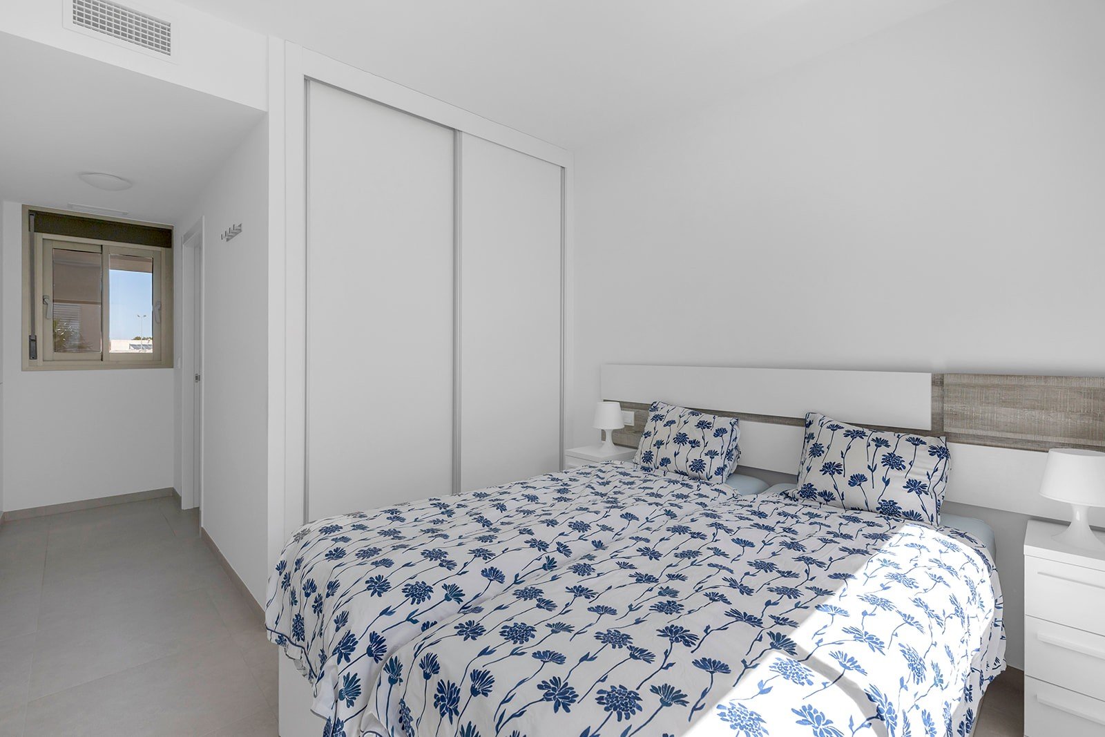 Entdecken Sie diese moderne und elegante Wohnung, die vollständig bezugsfertig ist und sich im beliebten Stadtteil Villamartín befindet. Die Wohnung