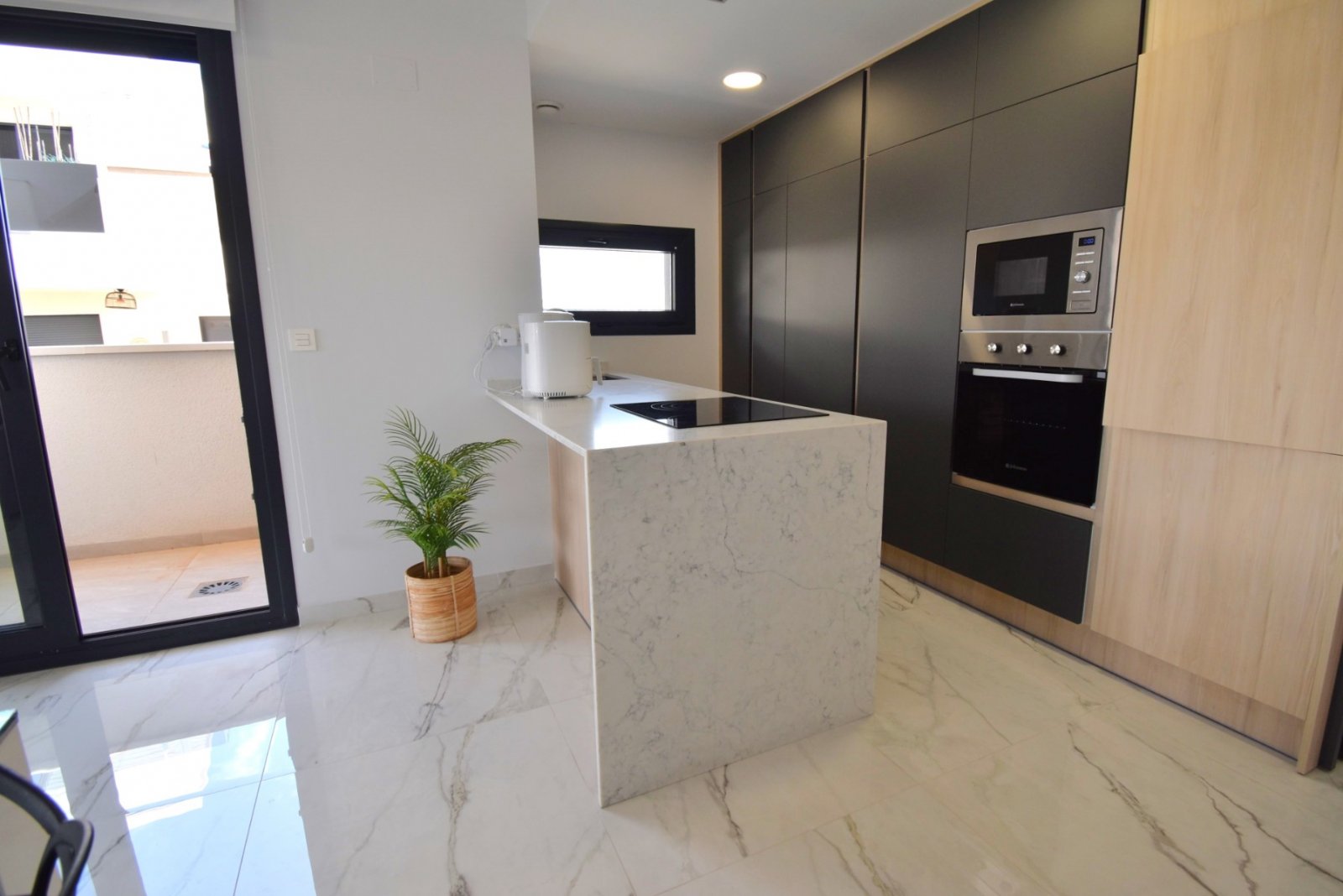 This West Facing, Two Bedroom, Second Floor Apartment in Los Altos is located within a 10 minute walk of a main chain supermarket, JYSK furniture st