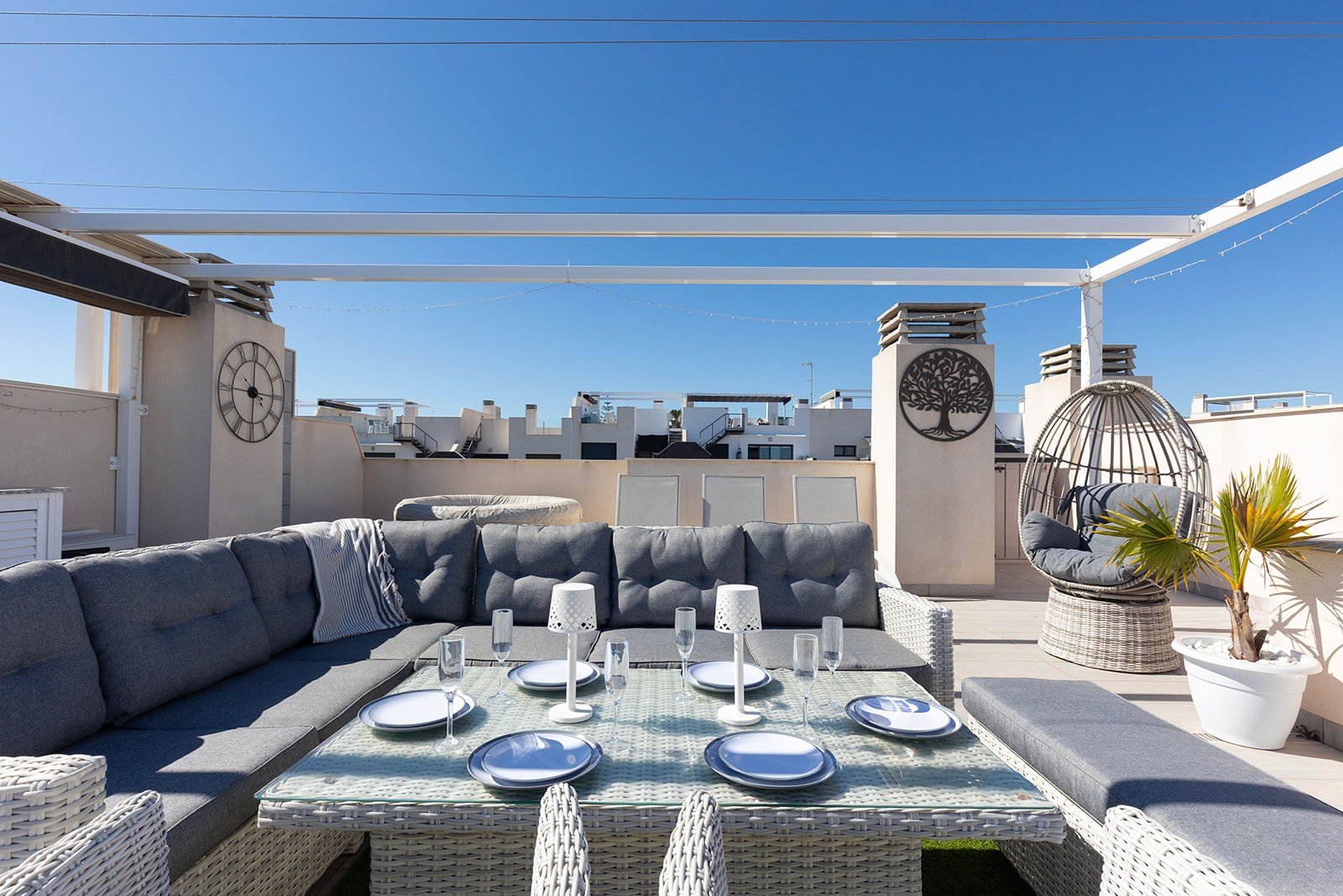 Wunderschönes Penthouse im Valentino Golf II in Villamartin mit großzügiger Sonnenterrasse zu verkaufen. Entdecken Sie dieses herrliche, nach Süden a
