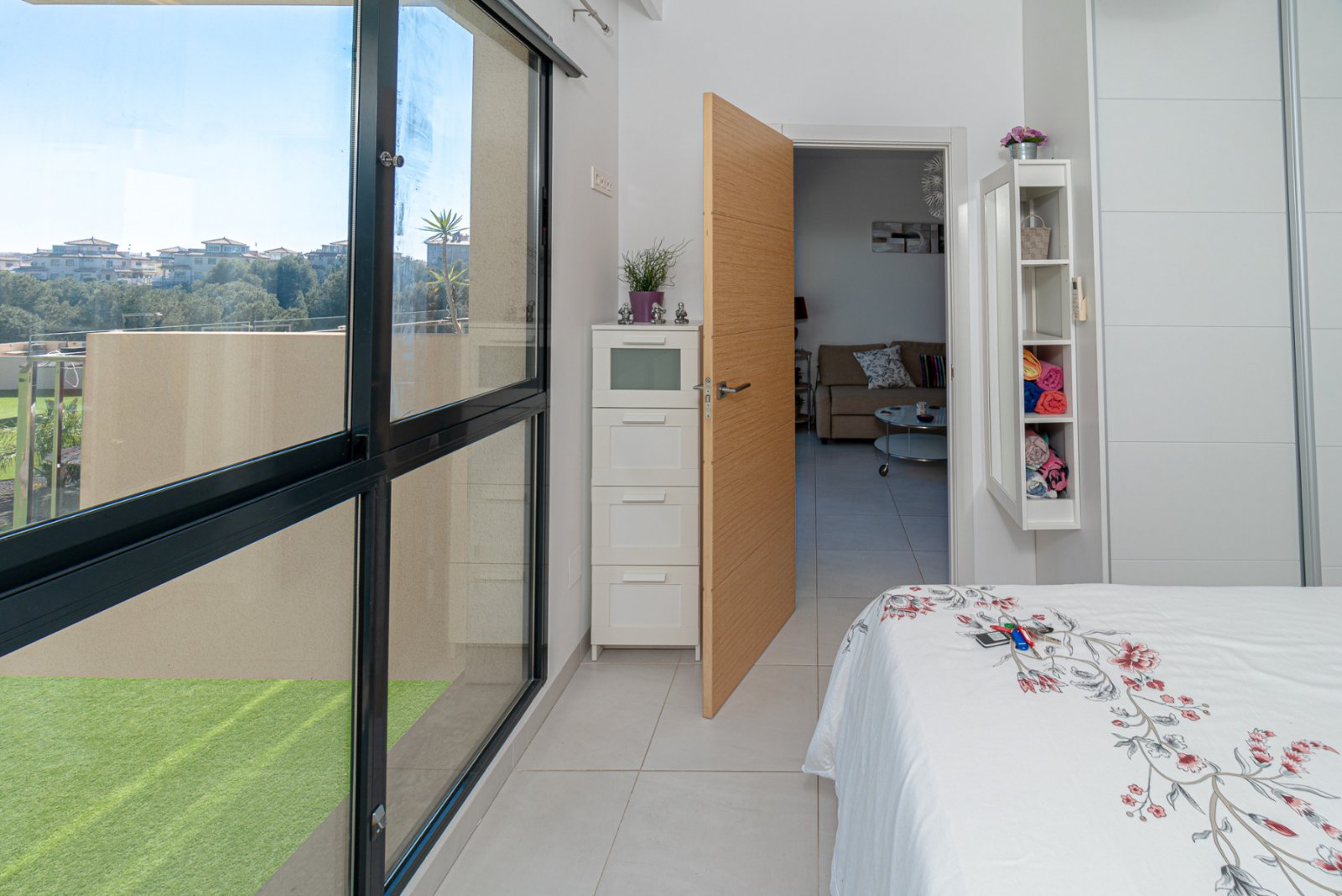 Einfach makellose Wohnung zum Verkauf im ersten Stock, gelegen in der prestigeträchtigen Anlage Sabrina in der Nähe des Einkaufszentrums Zenia Boulev