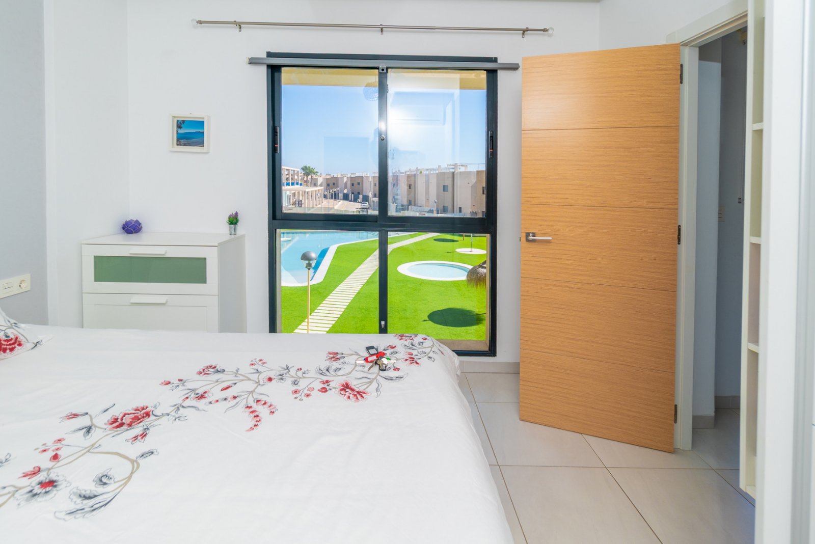 Einfach makellose Wohnung zum Verkauf im ersten Stock, gelegen in der prestigeträchtigen Anlage Sabrina in der Nähe des Einkaufszentrums Zenia Boulev