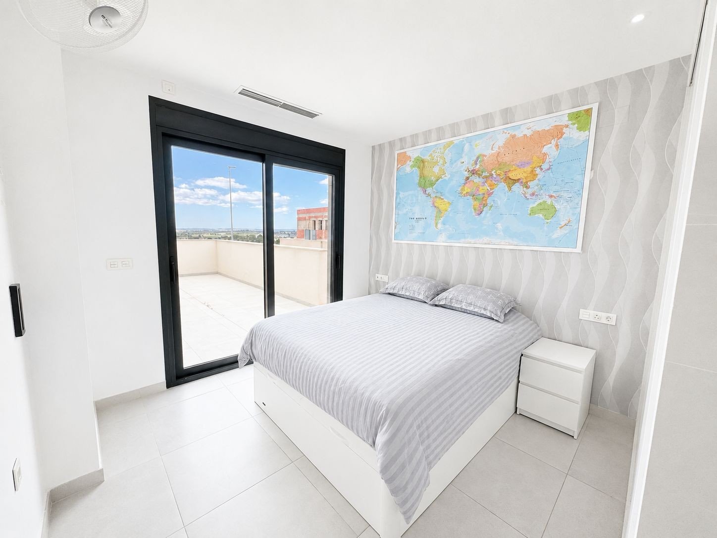 Today we are delighted to present this exceptional 4-bedroom, 4-bathroom detached villa located in the highly sought-after area of Benijófar. Set on