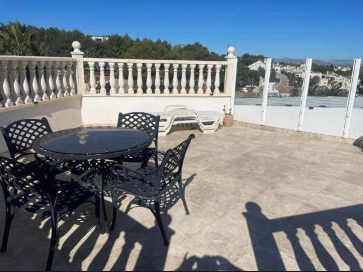 Discover this spacious 1-bedroom apartments in the tranquil residential area of Los Pinos, San Miguel de Salinas. Designed to maximize light and com