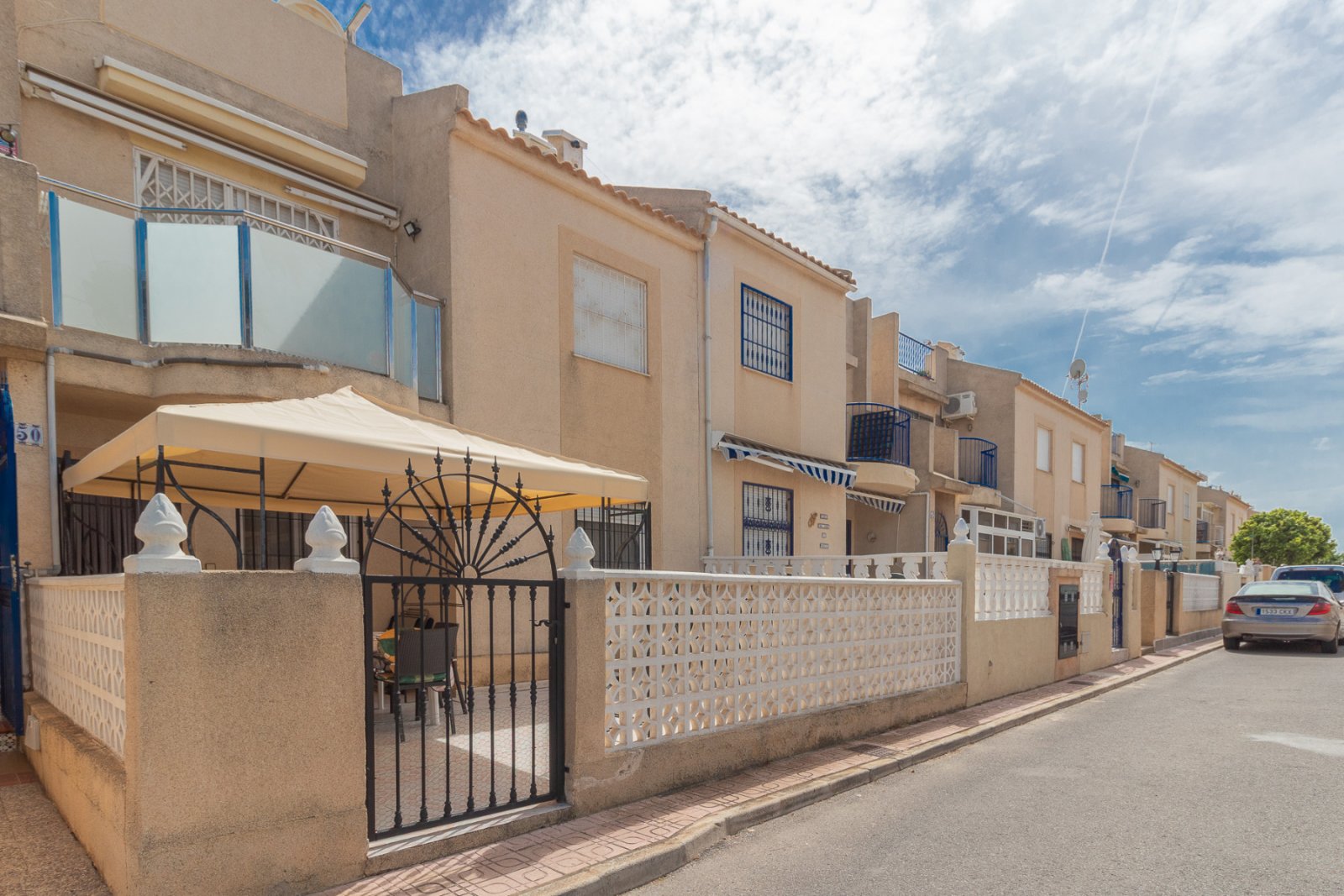  Erdgeschosswohnung&amp;amp;nbsp;in der ruhigen Gegend von San Luis in Torrevieja. Die Immobilie verfügt über 3 geräumige Schlafzimmer, 1 voll ausgest
