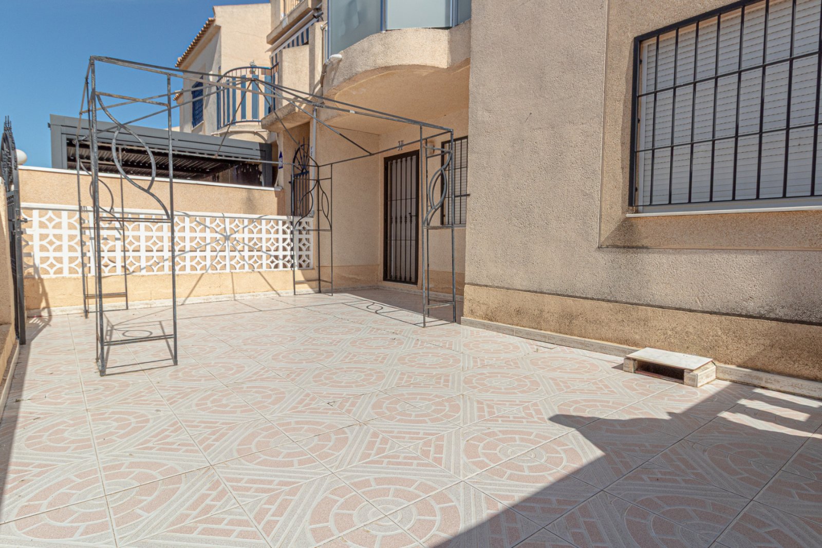  Erdgeschosswohnung&amp;amp;nbsp;in der ruhigen Gegend von San Luis in Torrevieja. Die Immobilie verfügt über 3 geräumige Schlafzimmer, 1 voll ausgest