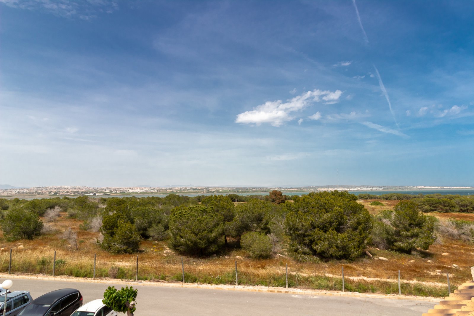  Erdgeschosswohnung&amp;amp;nbsp;in der ruhigen Gegend von San Luis in Torrevieja. Die Immobilie verfügt über 3 geräumige Schlafzimmer, 1 voll ausgest