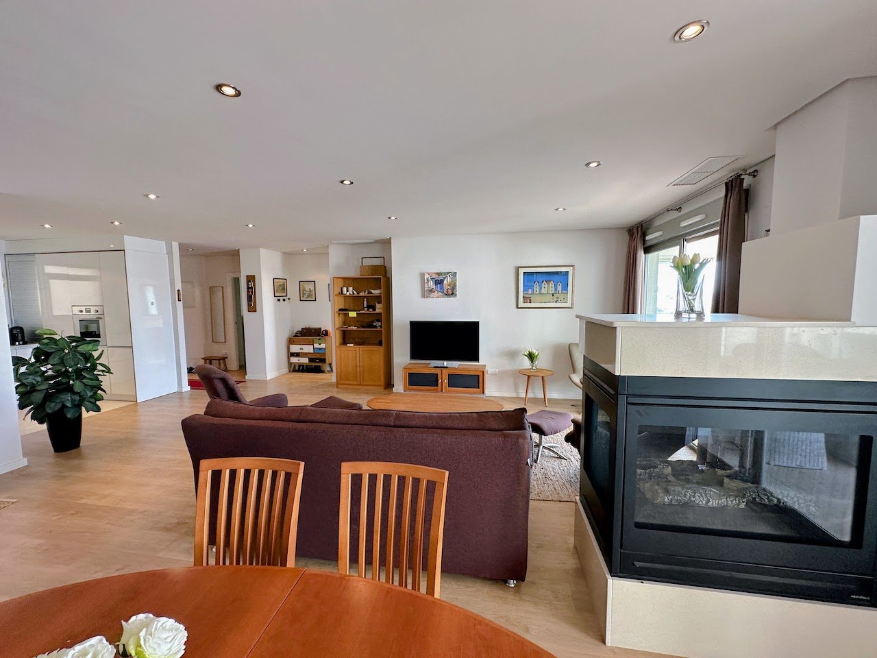 This extraordinary apartment in the Altos del Mediterráneo urbanization is a rare gem, offering luxury, space, and comfort in one of the most sought