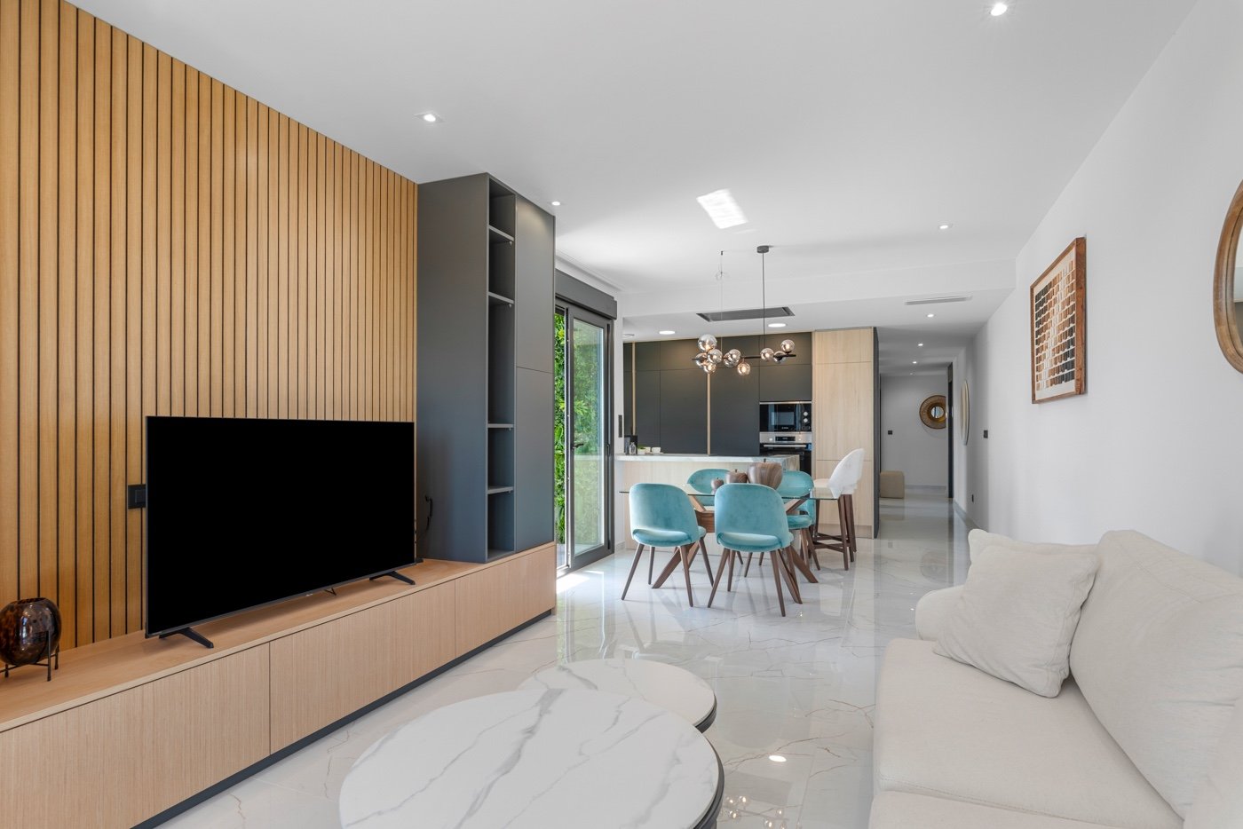Diese zweistöckige Wohnung befindet sich im exklusiven Wohnkomplex Amanecer Deluxe und bietet eine ideale Kombination aus Lage, Komfort und Meerblick
