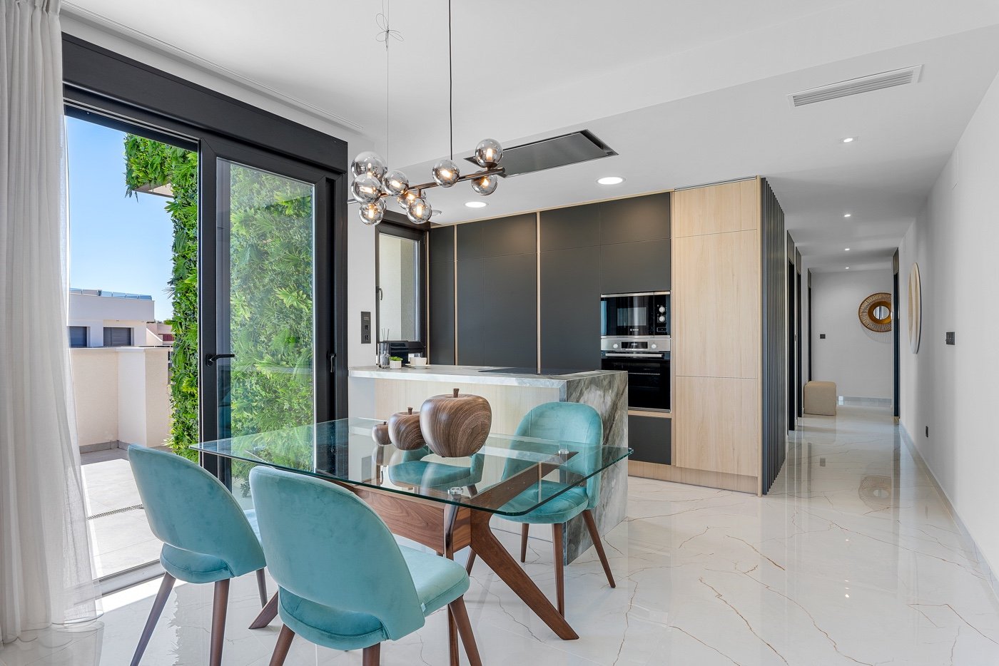 Diese zweistöckige Wohnung befindet sich im exklusiven Wohnkomplex Amanecer Deluxe und bietet eine ideale Kombination aus Lage, Komfort und Meerblick