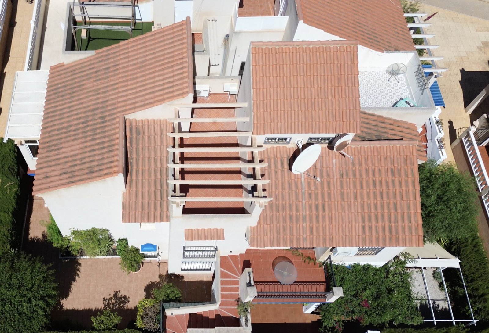  Diese Wohnung im ersten Stock liegt in der gefragten Gegend von Playa Flamenca und bietet großes Potenzial für alle, die ein Feriendomizil oder eine 