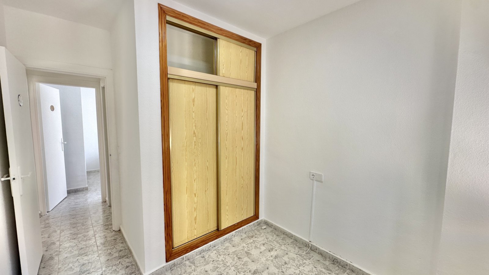  Diese Wohnung im ersten Stock liegt in der gefragten Gegend von Playa Flamenca und bietet großes Potenzial für alle, die ein Feriendomizil oder eine 