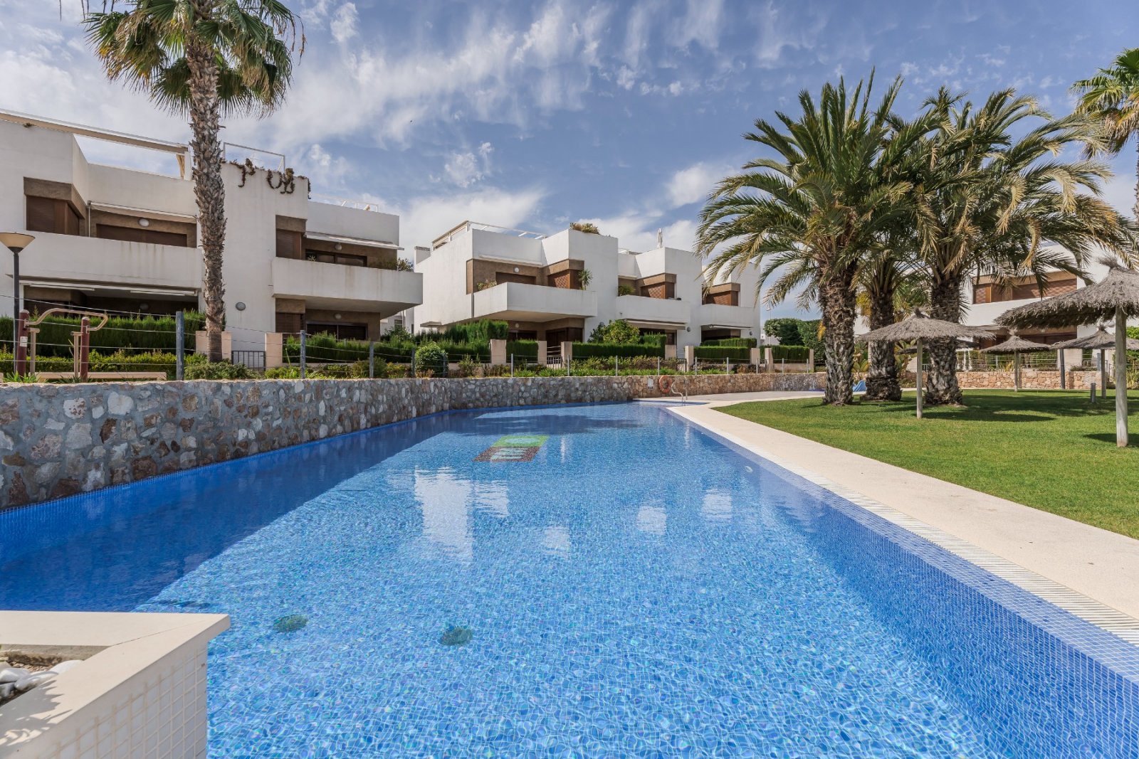 Costa Blanca Eiendom presents this attractive ground floor apartment located in the prestigious residential complex Secreto de la Zenia in Orihuela