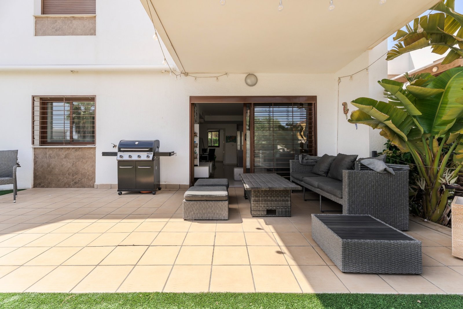Costa Blanca Eiendom presents this attractive ground floor apartment located in the prestigious residential complex Secreto de la Zenia in Orihuela