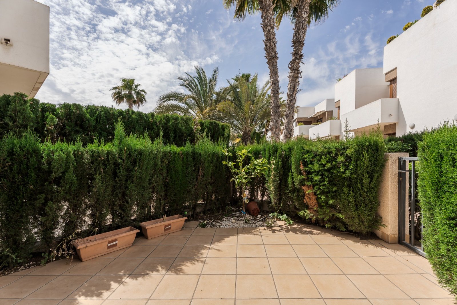 Costa Blanca Eiendom presents this attractive ground floor apartment located in the prestigious residential complex Secreto de la Zenia in Orihuela