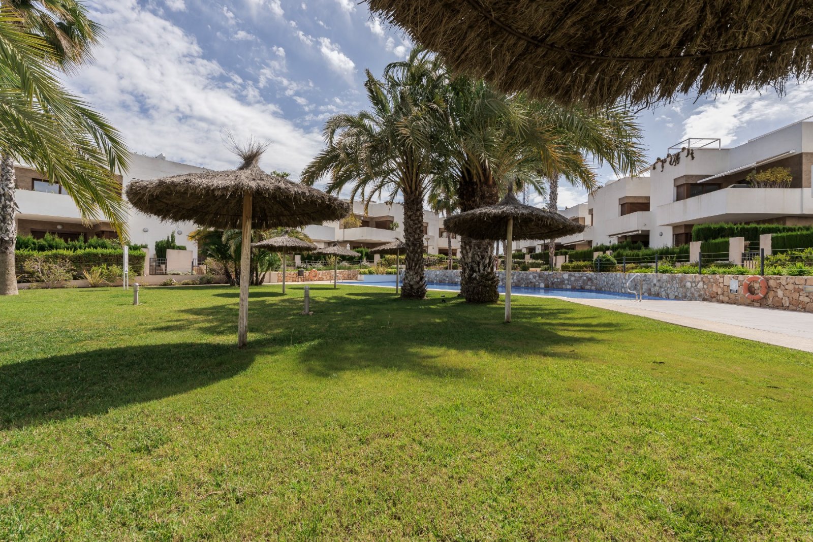 Costa Blanca Eiendom presents this attractive ground floor apartment located in the prestigious residential complex Secreto de la Zenia in Orihuela