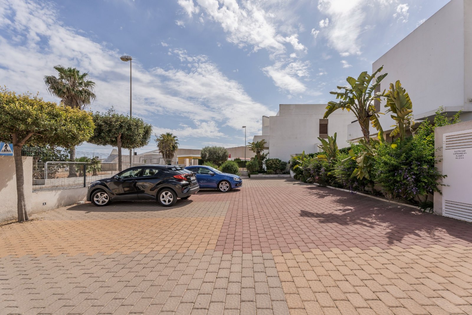 Costa Blanca Eiendom presents this attractive ground floor apartment located in the prestigious residential complex Secreto de la Zenia in Orihuela