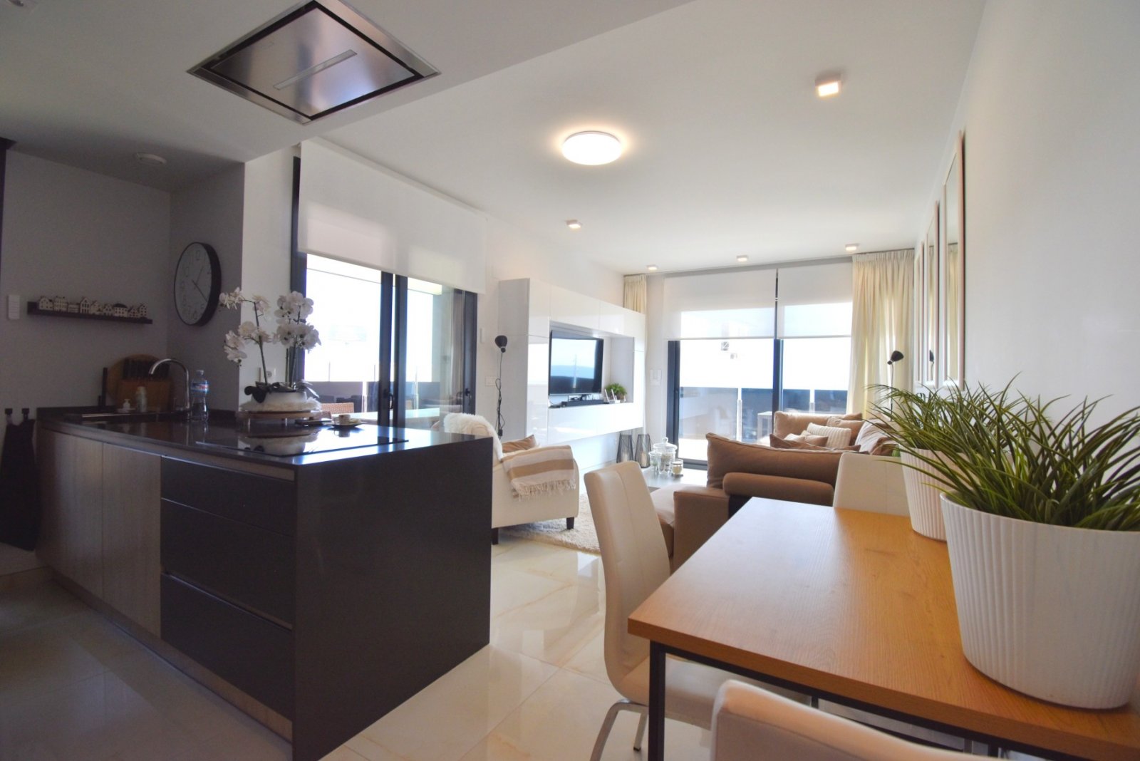   This South Facing, Three Bedroom, 2nd Floor Apartment in Playa Flamenca is located in a highly sought-after area of the Orihuela Costa, close to a w