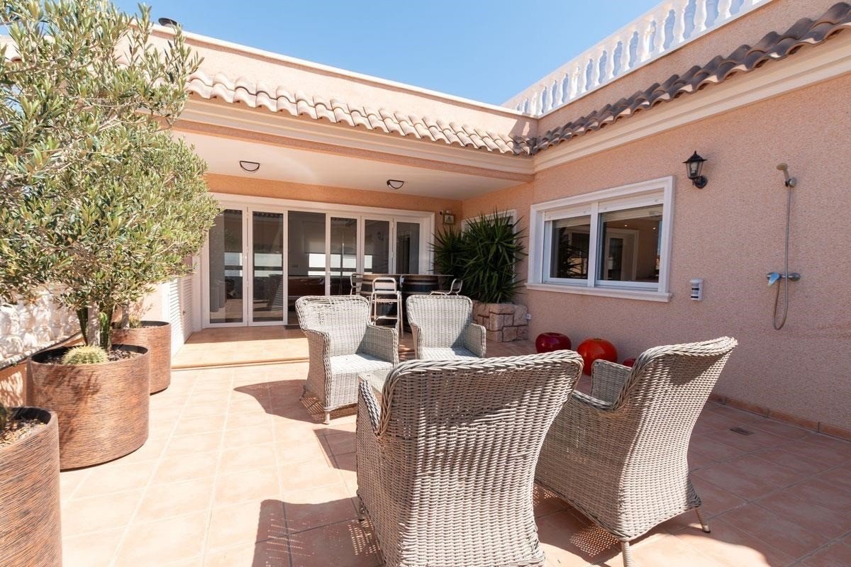 This South-East Facing, Three Bedroom, 2nd Floor Apartment in Los Dolses, Villamartin, is located in a desirable area of the Orihuela Costa, just a