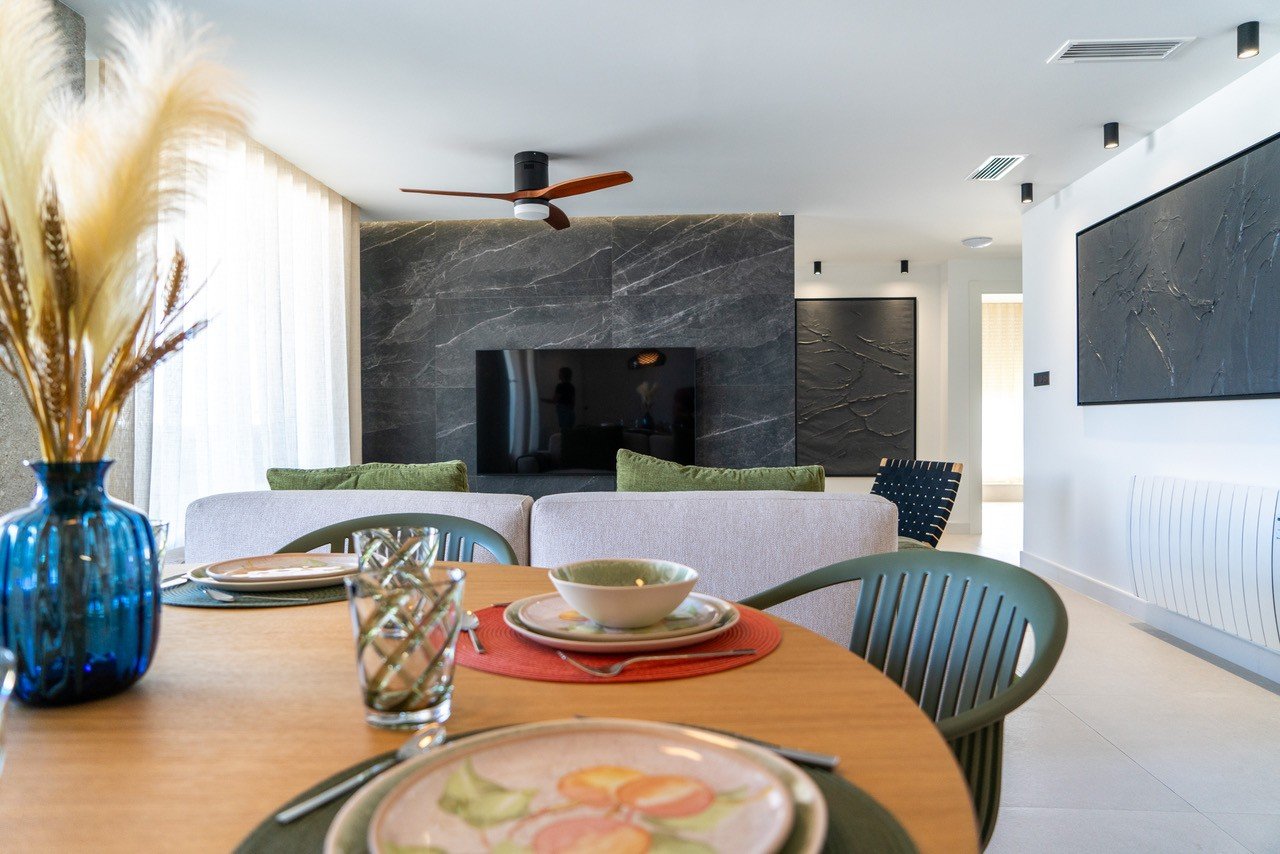 Im Herzen von La Zenia (Orihuela Costa) vereint dieses luxuriöse 122 m² große Apartment Privatsphäre, modernes Design und mediterranen Komfort . Es b