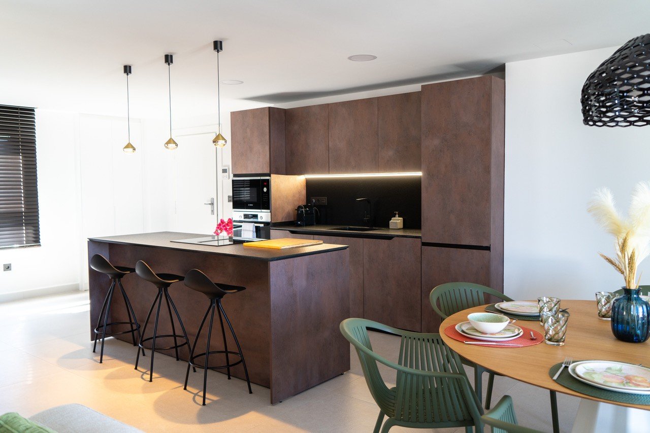Im Herzen von La Zenia (Orihuela Costa) vereint dieses luxuriöse 122 m² große Apartment Privatsphäre, modernes Design und mediterranen Komfort . Es b