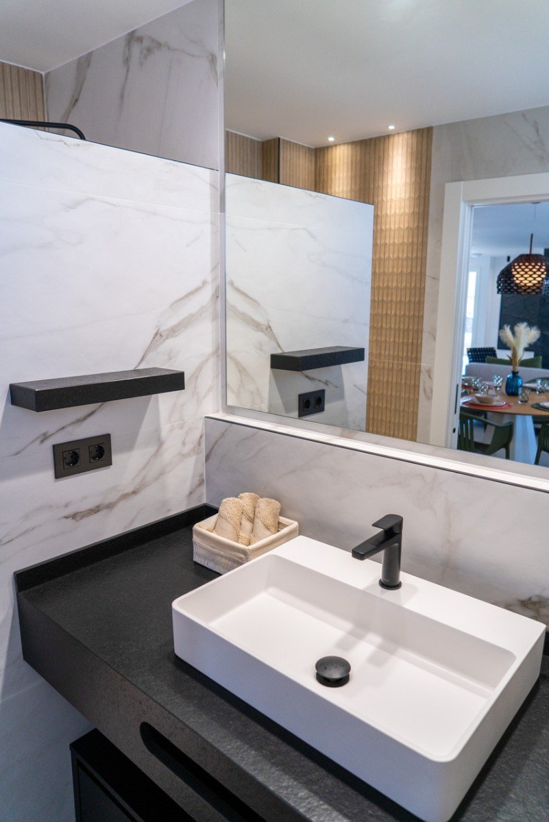 Im Herzen von La Zenia (Orihuela Costa) vereint dieses luxuriöse 122 m² große Apartment Privatsphäre, modernes Design und mediterranen Komfort . Es b
