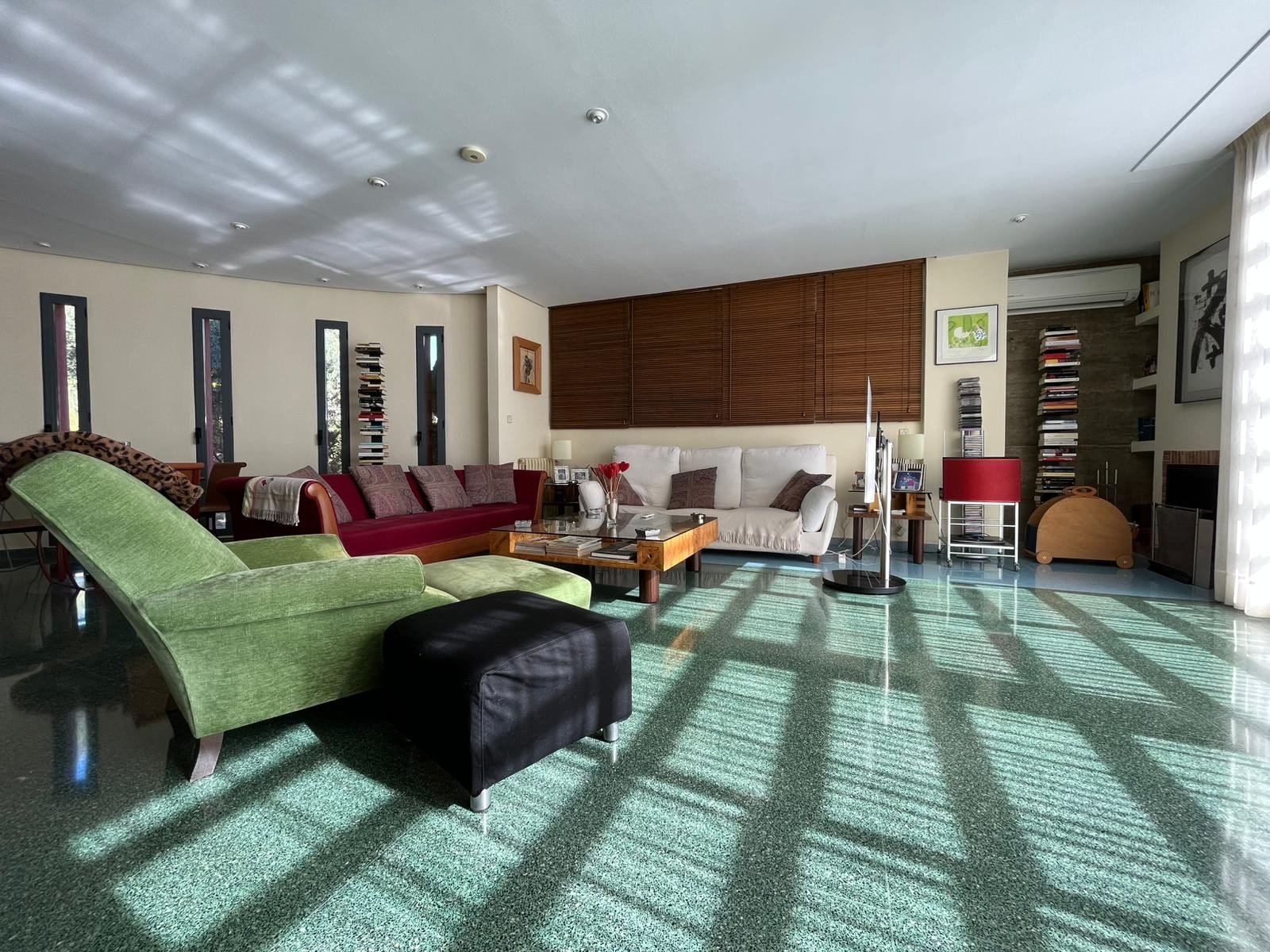   This Four Bedroom South Facing Detached Villa in Dehesa de Campoamor, is located just a five minute drive from supermarkets and only a two minute dr