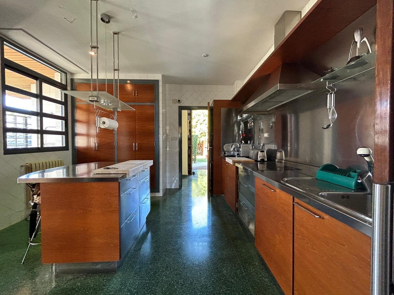   This Four Bedroom South Facing Detached Villa in Dehesa de Campoamor, is located just a five minute drive from supermarkets and only a two minute dr