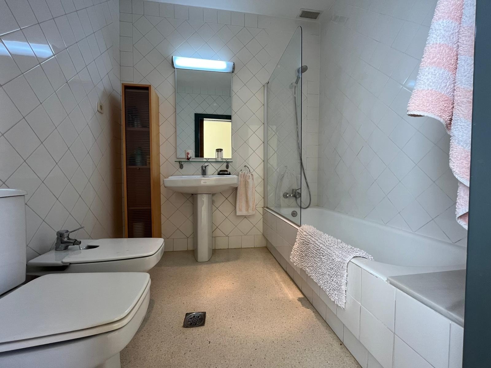   This Four Bedroom South Facing Detached Villa in Dehesa de Campoamor, is located just a five minute drive from supermarkets and only a two minute dr