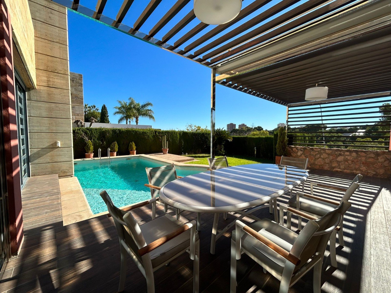   This Four Bedroom South Facing Detached Villa in Dehesa de Campoamor, is located just a five minute drive from supermarkets and only a two minute dr