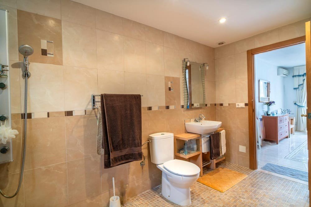   Detached villa on Villamartin Bungalow style villa on a plot of 1.185 m2 with outdoor eating area and large private pool The villa has a built surfa