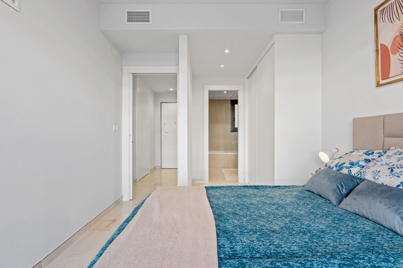 In einer der begehrtesten Lagen von Playa Flamenca an der Orihuela Costa präsentieren wir Ihnen diese exklusive Eck-Erdgeschosswohnung in einem erst