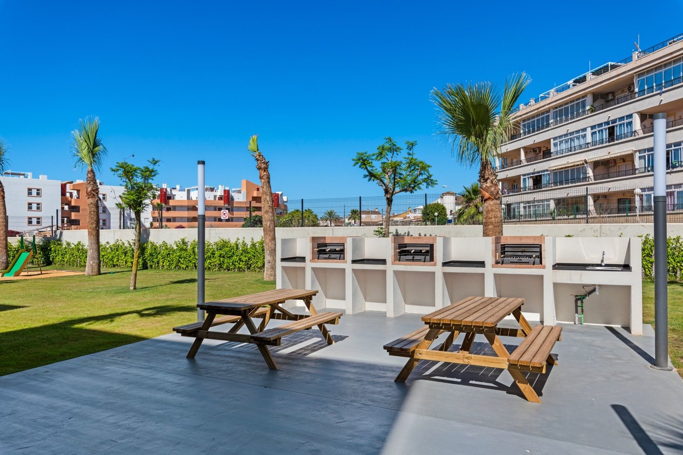 In einer der begehrtesten Lagen von Playa Flamenca an der Orihuela Costa präsentieren wir Ihnen diese exklusive Eck-Erdgeschosswohnung in einem erst