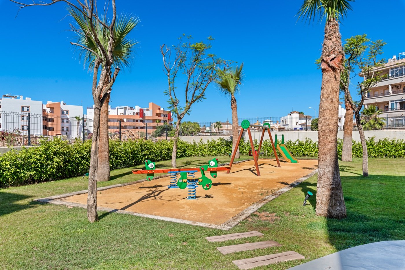 In einer der begehrtesten Lagen von Playa Flamenca an der Orihuela Costa präsentieren wir Ihnen diese exklusive Eck-Erdgeschosswohnung in einem erst