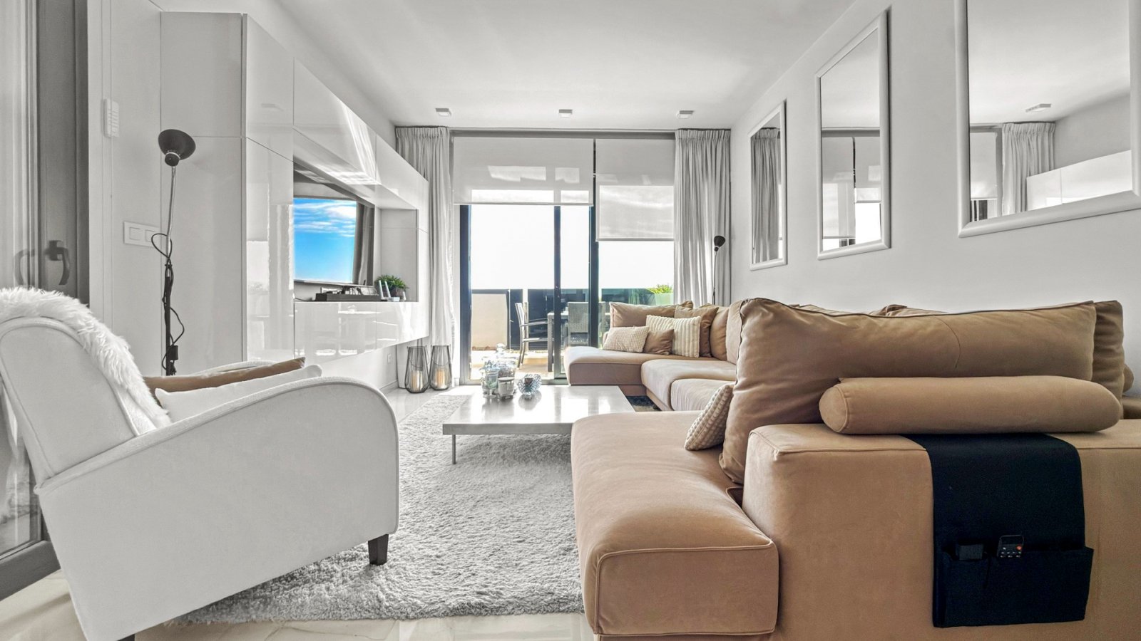  Erleben Sie exklusives Wohnen an der Küste in dieser hochwertigen 3-Schlafzimmer- und 2-Badezimmer-Wohnung in bester Lage nahe dem Meer und allen Ann