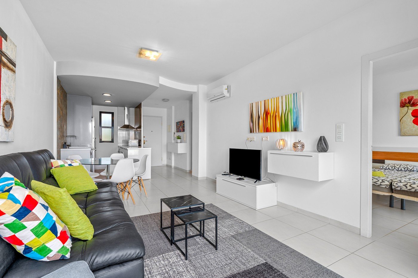 In der beliebten Gegend von La Zenia befindet sich dieses helle Apartment im exklusiven Residencial Sabrina, einer gepflegten Wohnanlage mit Gemeinsc