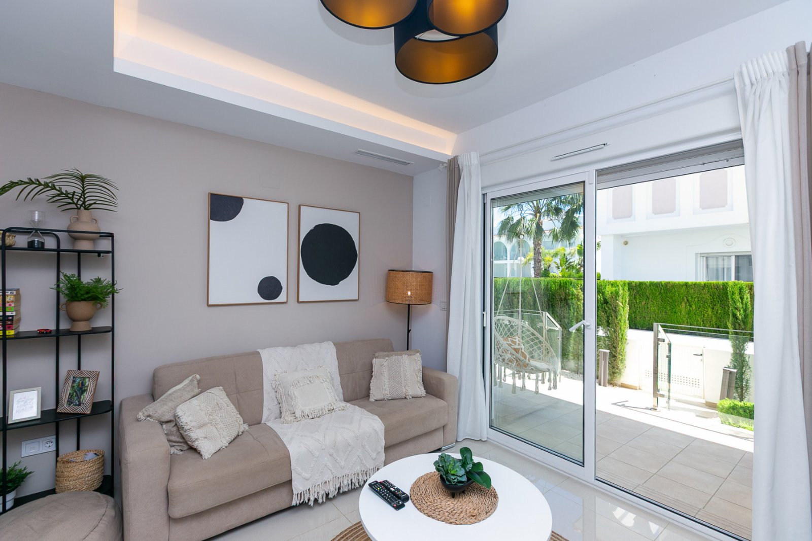 Wir präsentieren Ihnen diese stilvolle und moderne Erdgeschosswohnung aus dem Jahr 2019 in der exklusiven Wohnanlage Allegra Suits in Ciudad Quesada,