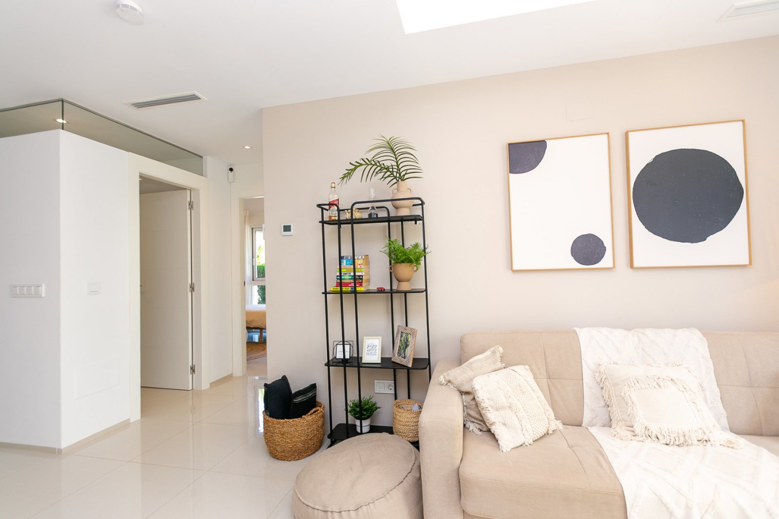 Wir präsentieren Ihnen diese stilvolle und moderne Erdgeschosswohnung aus dem Jahr 2019 in der exklusiven Wohnanlage Allegra Suits in Ciudad Quesada,