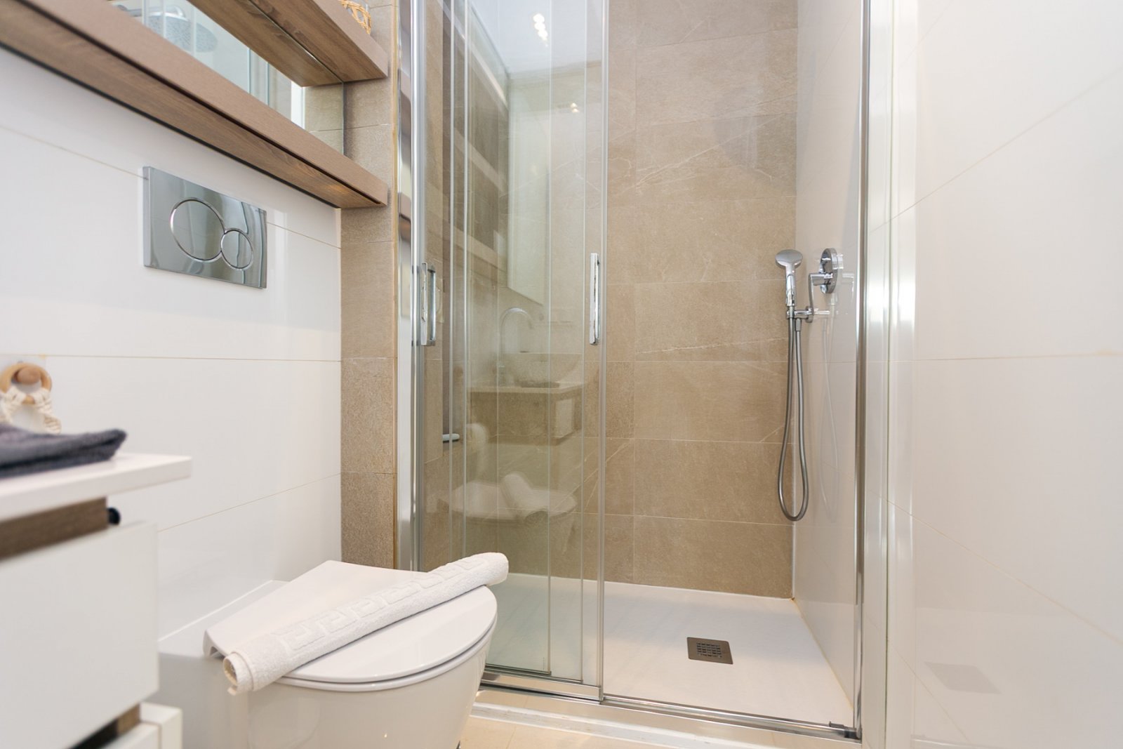 Wir präsentieren Ihnen diese stilvolle und moderne Erdgeschosswohnung aus dem Jahr 2019 in der exklusiven Wohnanlage Allegra Suits in Ciudad Quesada,