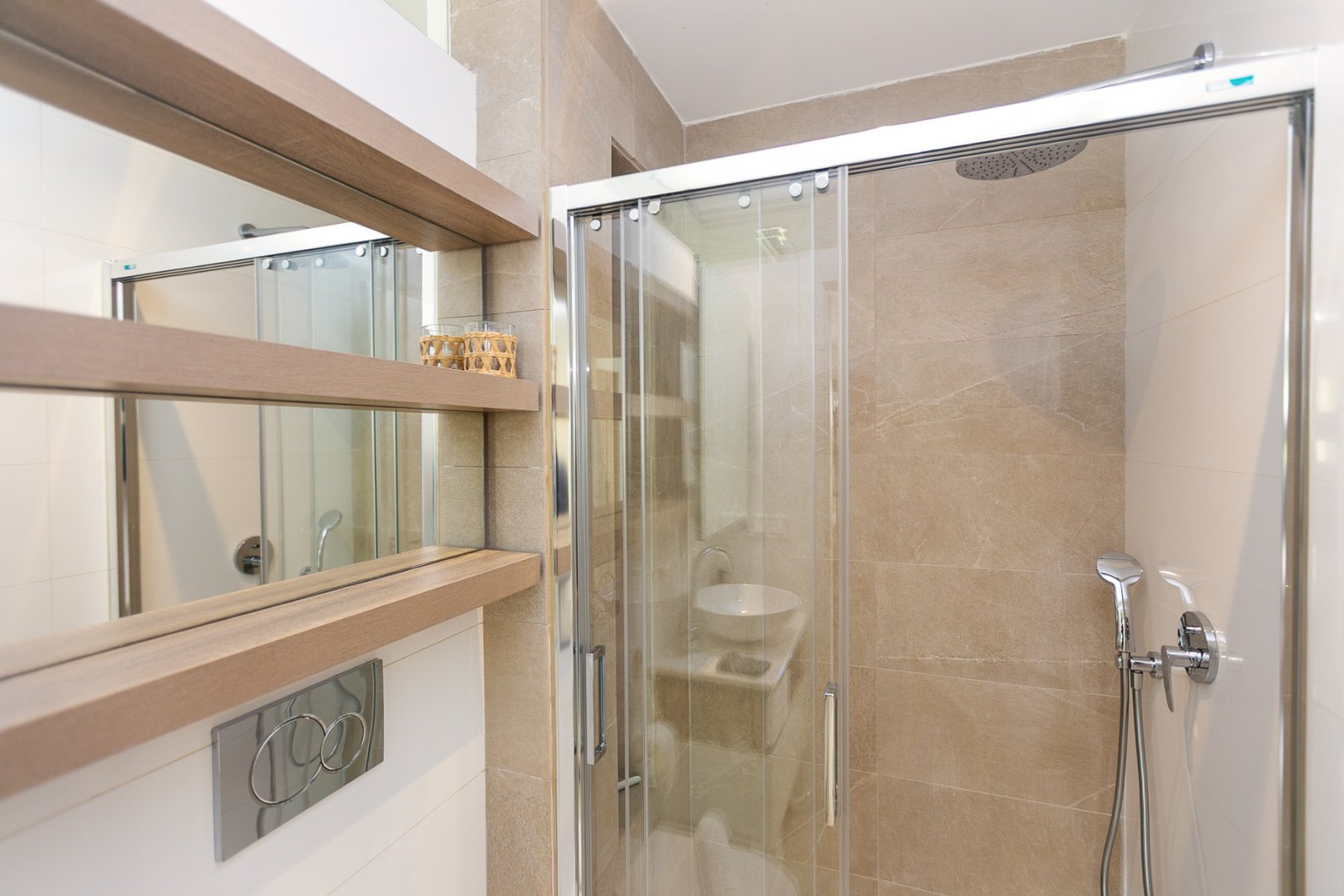 Wir präsentieren Ihnen diese stilvolle und moderne Erdgeschosswohnung aus dem Jahr 2019 in der exklusiven Wohnanlage Allegra Suits in Ciudad Quesada,