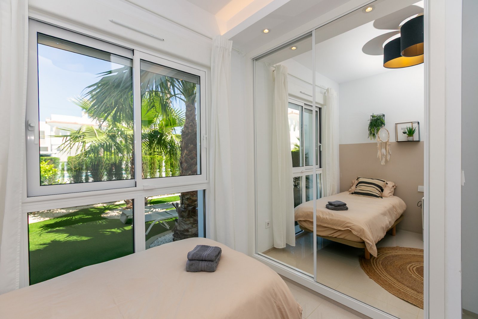 Wir präsentieren Ihnen diese stilvolle und moderne Erdgeschosswohnung aus dem Jahr 2019 in der exklusiven Wohnanlage Allegra Suits in Ciudad Quesada,