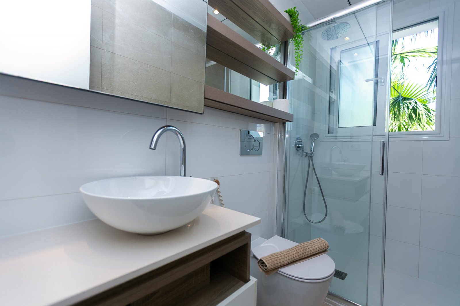 Wir präsentieren Ihnen diese stilvolle und moderne Erdgeschosswohnung aus dem Jahr 2019 in der exklusiven Wohnanlage Allegra Suits in Ciudad Quesada,