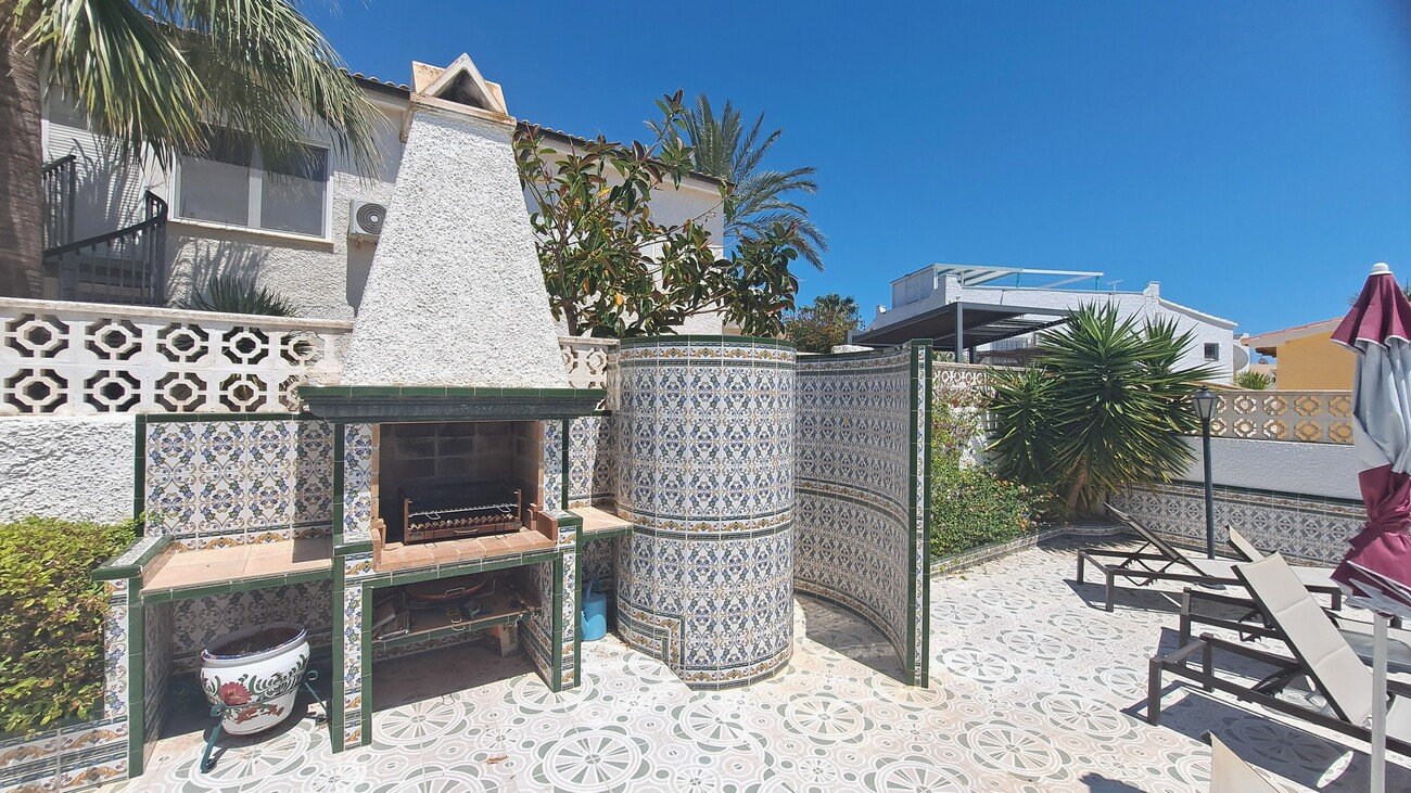   This charming south-west facing, detached villa, sits on a 437 m² plot and boasts a large private swimming pool, along with generous outdoor space d