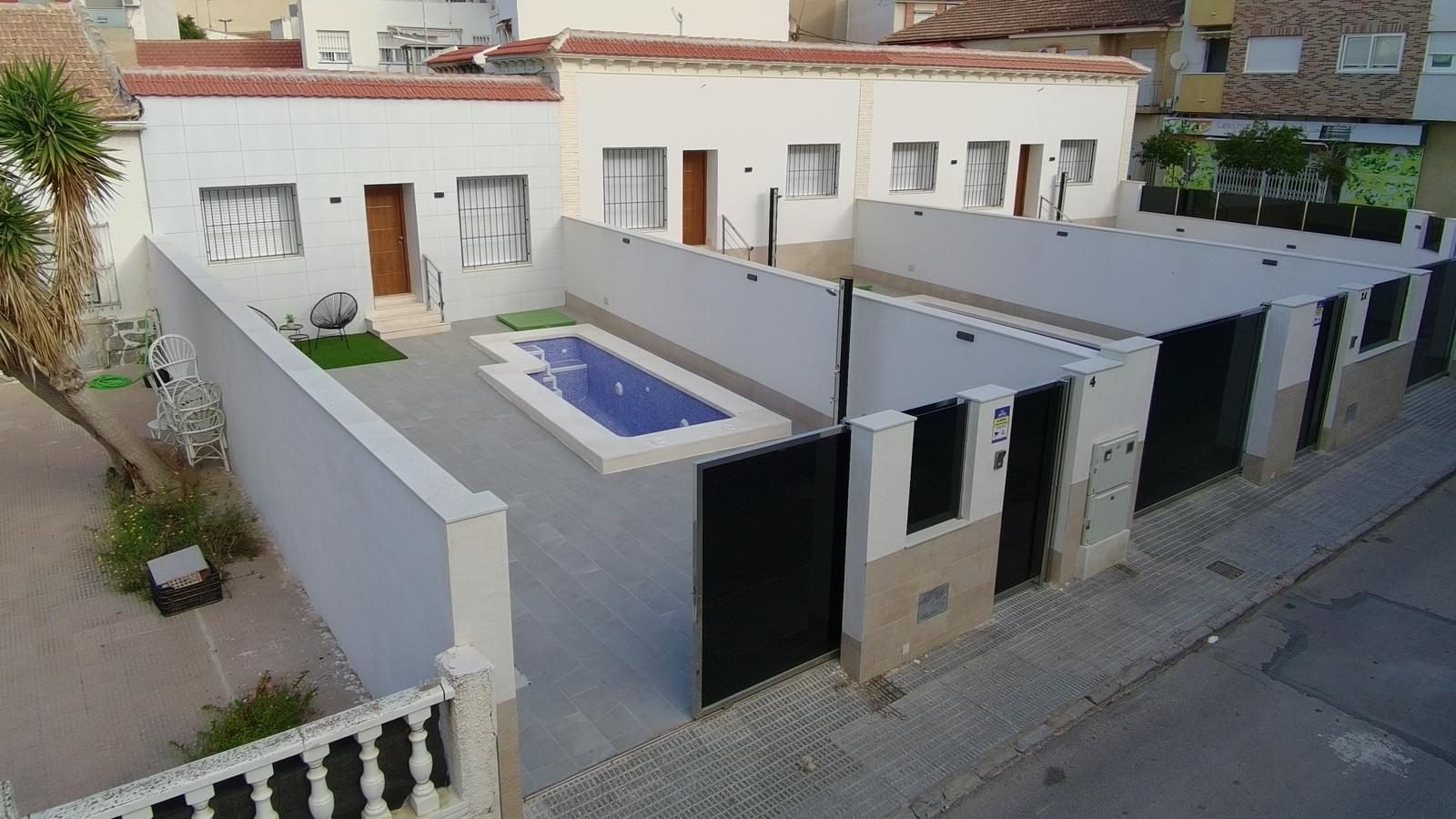 In der charmanten Stadt San Javier gelegen, bietet diese Doppelhaushälfte die perfekte Kombination aus Komfort und Stil. Mit einem durchdachten Grund