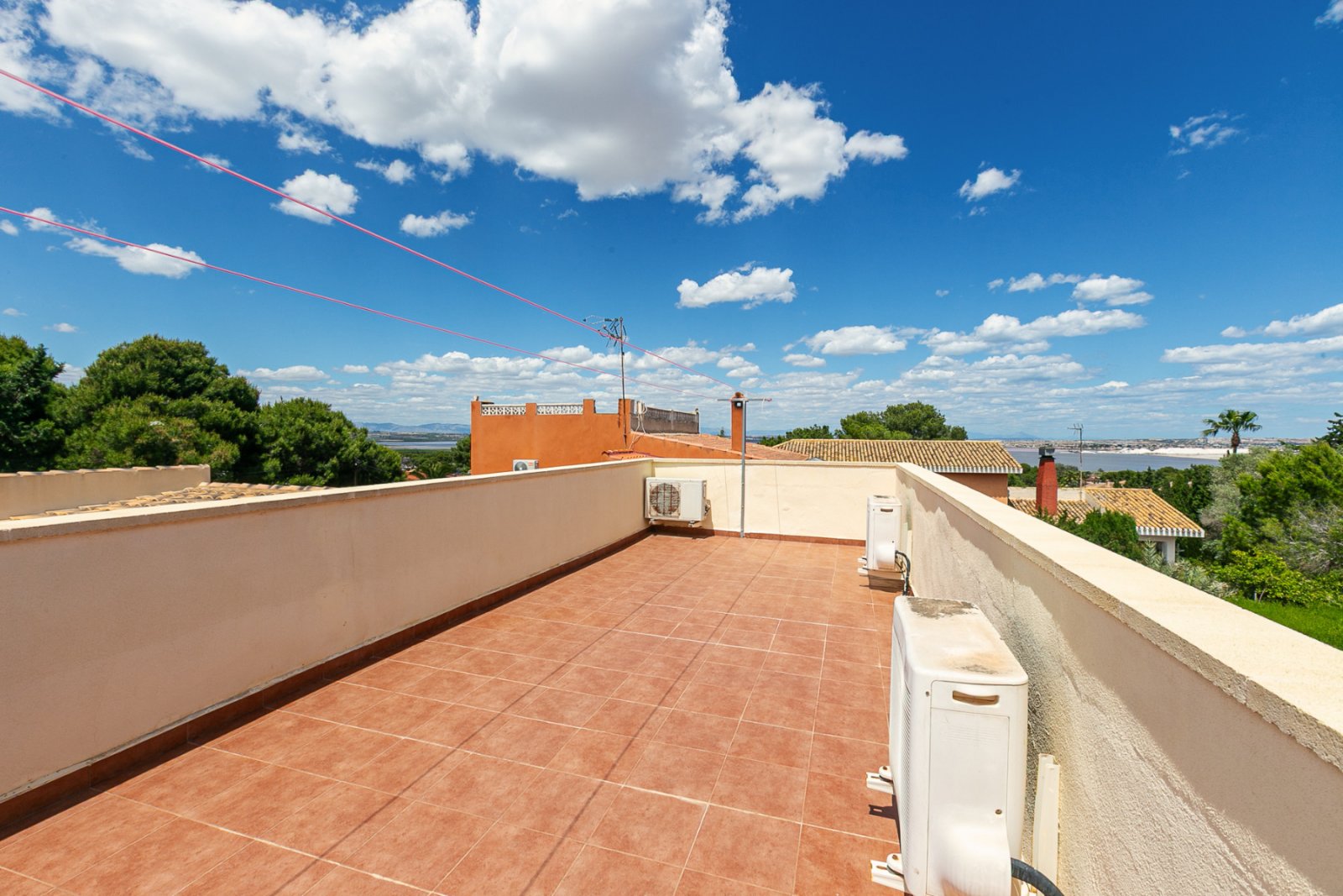  Entdecken Sie diese wunderschöne halb freistehende Villa in der exklusiven Gegend von Los Balcones, Torrevieja. Die Immobilie teilt sich nur eine Sei