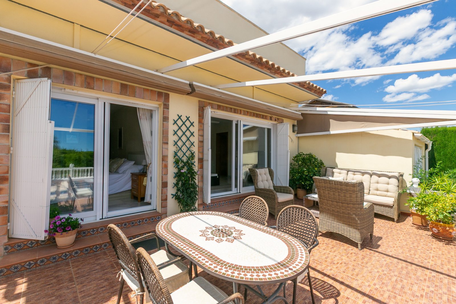  Entdecken Sie diese wunderschöne halb freistehende Villa in der exklusiven Gegend von Los Balcones, Torrevieja. Die Immobilie teilt sich nur eine Sei
