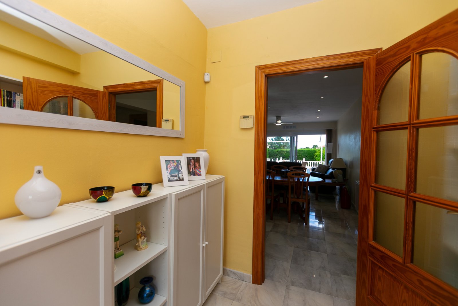  Entdecken Sie diese wunderschöne halb freistehende Villa in der exklusiven Gegend von Los Balcones, Torrevieja. Die Immobilie teilt sich nur eine Sei