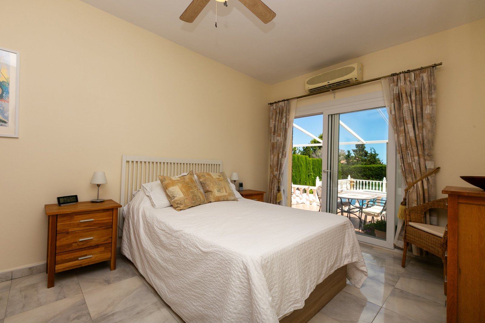  Entdecken Sie diese wunderschöne halb freistehende Villa in der exklusiven Gegend von Los Balcones, Torrevieja. Die Immobilie teilt sich nur eine Sei